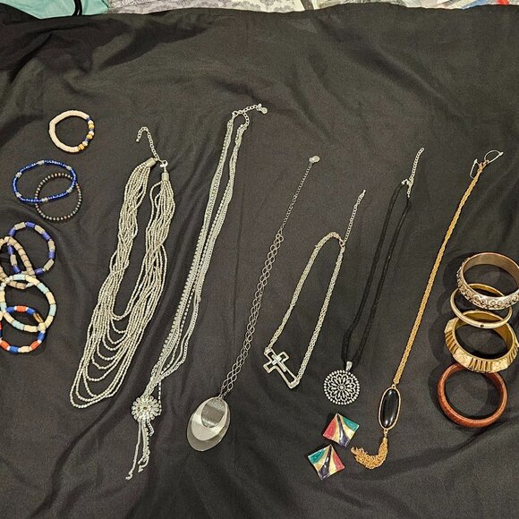 Lot of Costume Jewelry - Picture 1 of 7